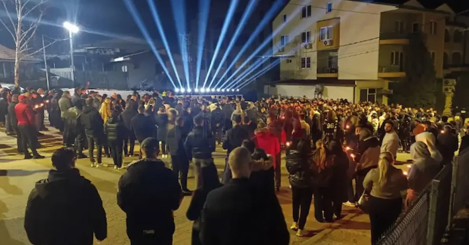 Со минута молк, во 2 часот и 32 минути, оддадена почит на загинатите во трагедијата во Кочани