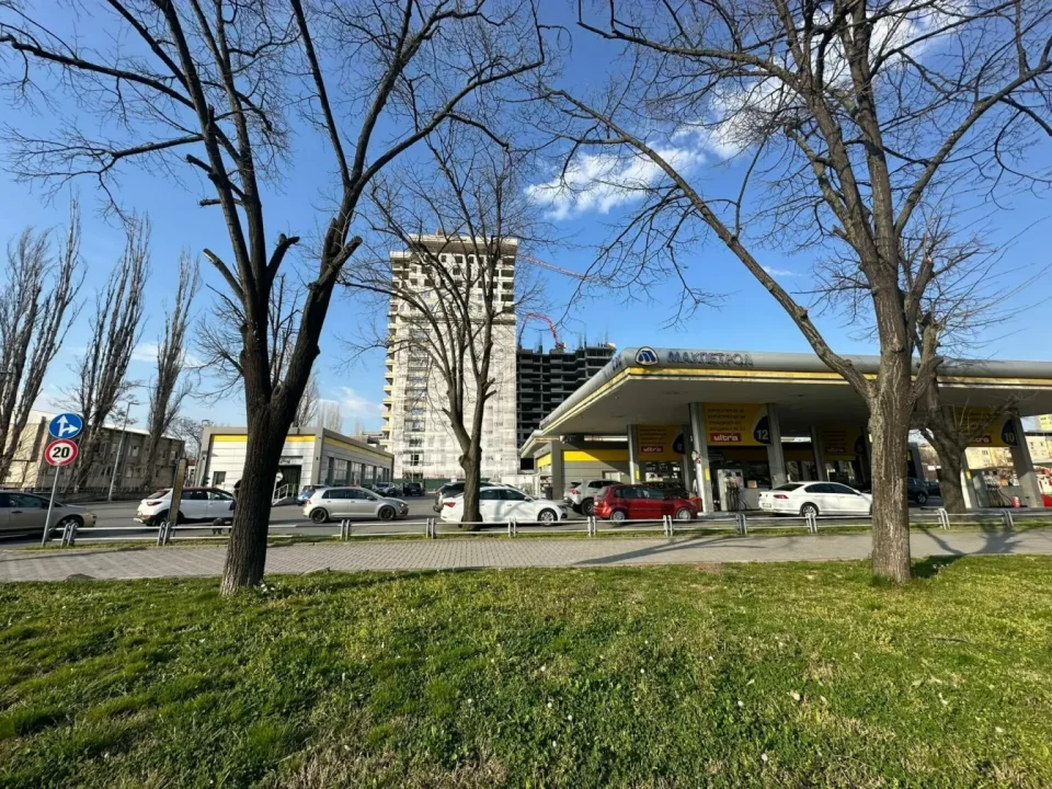 ПОВТОРНО РЕДИЦИ АВТОМОБИЛИ НА БЕНЗИНСКИТЕ: Граѓаните побрзаа да стават гориво пред покачувањето на цените