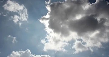 ПРОМЕНЛИВО ОБЛАЧНО ВРЕМЕ: Локален дожд и слаб северен ветер денеска