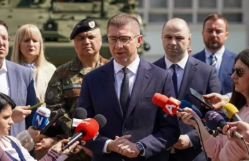 Премиерот Христијан Мицкоски денеска одговарајќи на новинарски прашања изјави дека во тек е реализација на 17 странски инвестиции, што