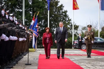 На официјална церемонија со највисоки државни и воени почести претседателката Гордана Сиљановска-Давкова денеска во Загреб беше пречекана