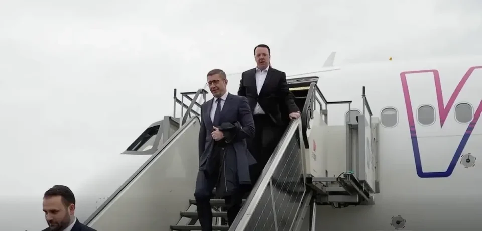 (ВИДЕО) ВЛАДИНА ДЕЛЕГАЦИЈА ПРИСТИГНА ВО УНГАРИЈА: Мицкоски и Николоски на првиот лет од новата авиолинија Скопје – Будимпешта