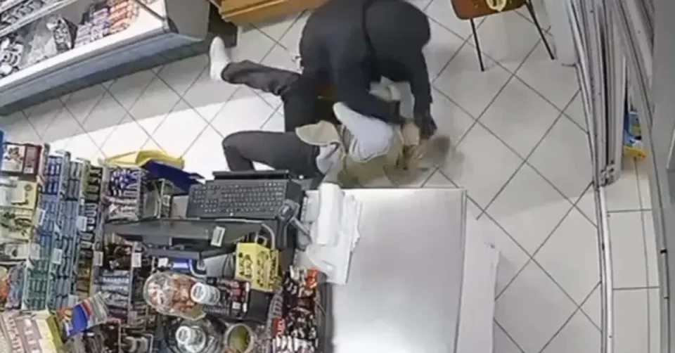 НЕВЕРОЈАТНО ВИДЕО ОД ОБИД ЗА ГРАБЕЖ ВО МОСТАР: Храбра продавачка со голи раце запре разбојник со автоматска пушка