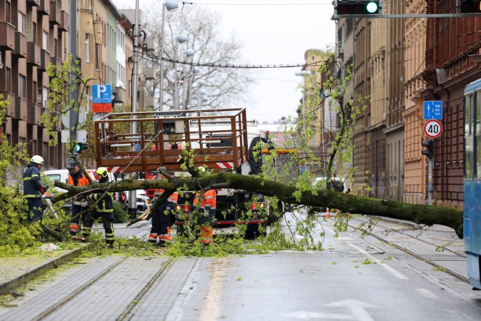 СИЛНО НЕВРЕМЕ ЈА ПОГОДИ РЕЧИСИ ЦЕЛА ХРВАТСКА: Голема штета во Загреб, ветрови до 120 км/ч