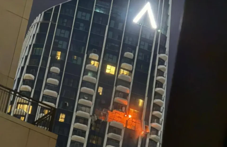 (ВИДЕО) Луксузен облакодер во Дубаи оштетен од дрон