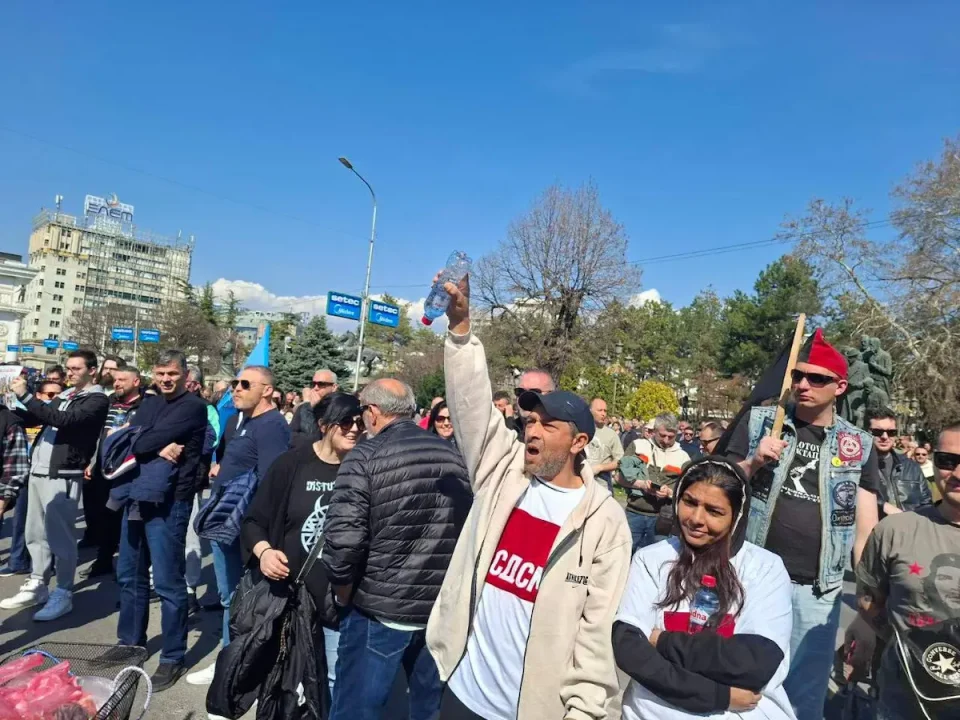 (ФОТО+ВИДЕО) Со маички на СДСМ на протестот на синдикатот