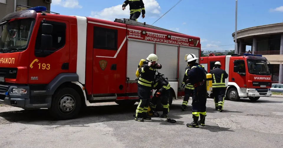 ИЗГОРЕА ЧЕТИРИ МОТОЦИКЛИ: Инцидент во Прилеп, огнот избувна на паркинг пред магацин