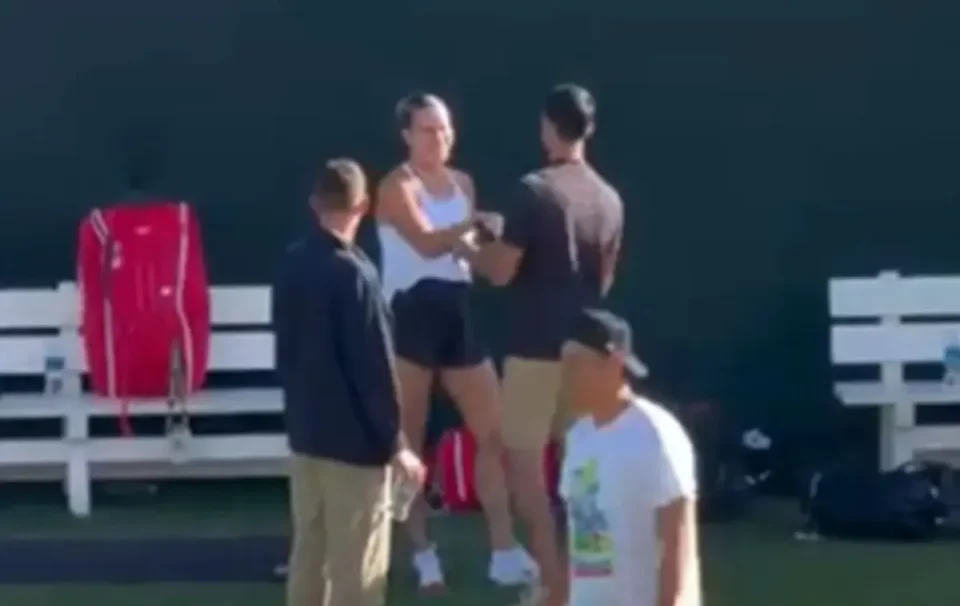 (ВИДЕО) Реакцијата на Ѓоковиќ кога го виде вереничкиот прстен на Сабаленка