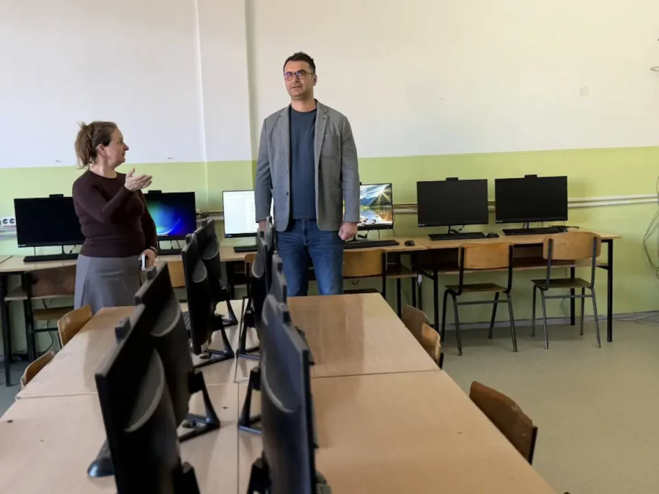 Општина Ѓорче Петров обезбеди нови 30 компјутери за учениците во „Мирче Ацев“