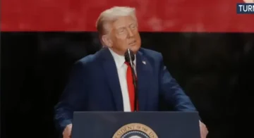 Американскиот претседател Доналд Трамп денеска изјави дека САД веруваат дека постигнале промена на режимот во Иран. Трамп на новинарите во