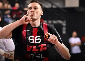 Ракометарите на Вардар синоќа го совладаа Еурофарм Пелистер со 27:22 во дербито на плејофот на македонското првенство. До големата победа