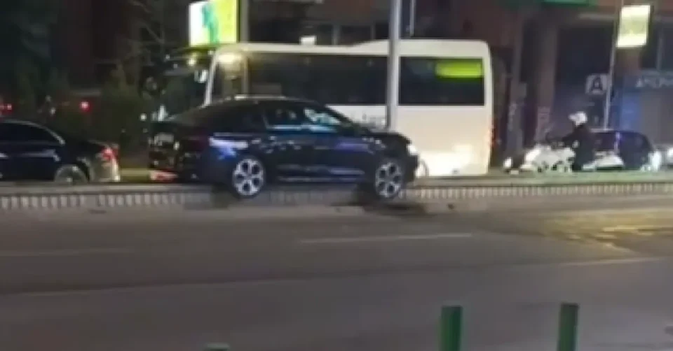 (ВИДЕО) ВОЗИЛО ЗАВРШИ КАЧЕНО НА ЖАРДИНИЕРА: Сообраќајна несреќа синоќа во центарот на Скопје