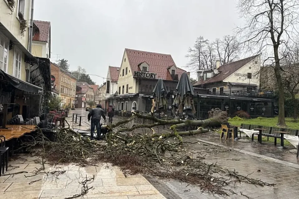 (ВИДЕО) НЕВРЕМЕТО НАПРАВИ ХАОС ВО ЗАГРЕБ: Училиштата се затворени, а јавниот превоз е во колапс