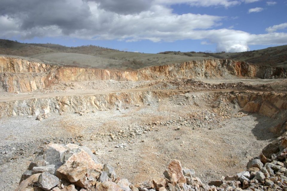 Повреден работник во каменолом во Куманово