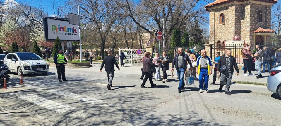 (ВИДЕО) ХАОС ВО ВЕЛЕС: Бесплатните јајца кои се делеа за Велигден предизвикаа турканици и полициска интервенција