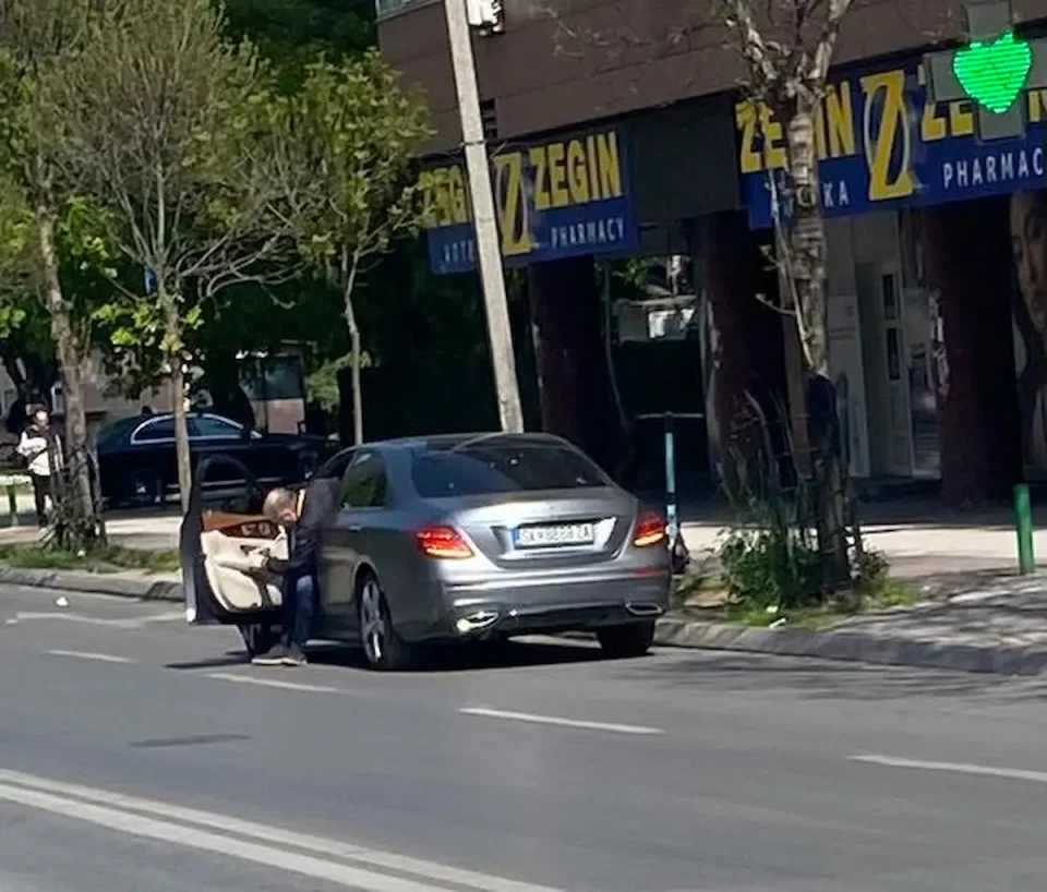 (ФОТО) Манасиевски до Жерновски: Во чија сопственост е ултра модерниот мерцедес кој го возиш?