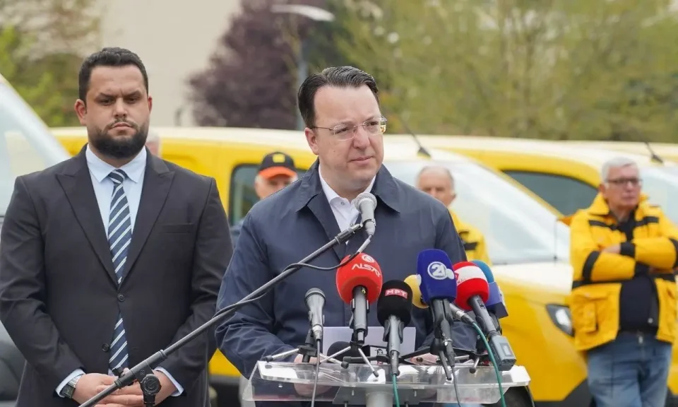 МАКЕДОНСКАТА ПОШТА СЕ МОДЕРНИЗИРА: Со 100 нови товарни возила се подобрува нејзиното функционирање, вели Николоски