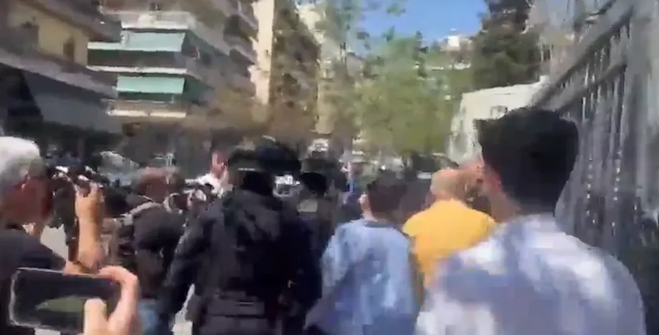 (ВИДЕО) ПУКАЊЕ ВО АТИНА: 89-годишник рани повеќе лица на две локации