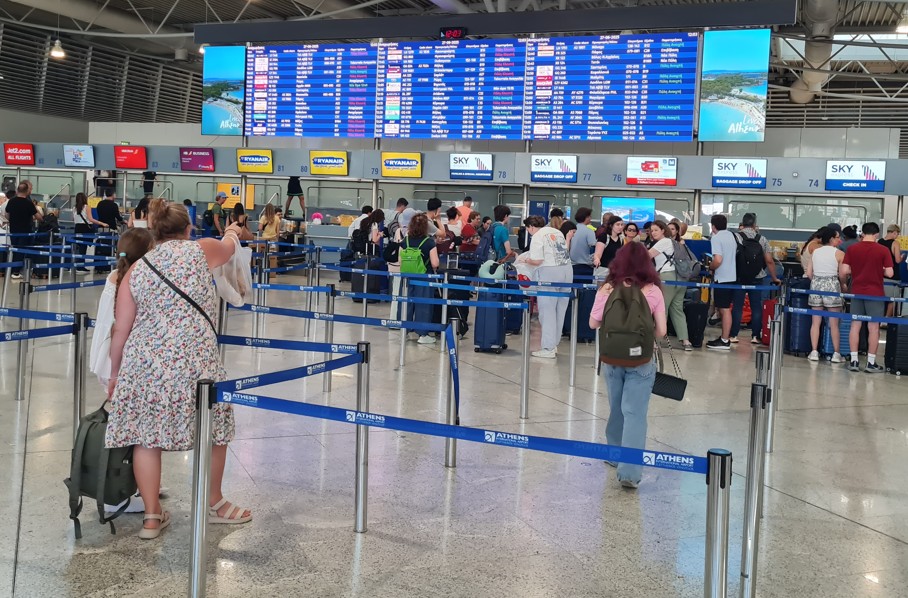 Хаос на европските аеродроми поради новиот EES систем: Чекања до три часа на пасошка контрола