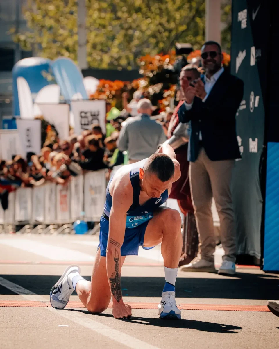 (ВИДЕО) ДАРИО ИВАНОВСКИ РАМО ДО РАМО СО АФРИКАНСКИТЕ АТЛЕТИЧАРИ: Мина втор низ целта на Белградскиот маратон