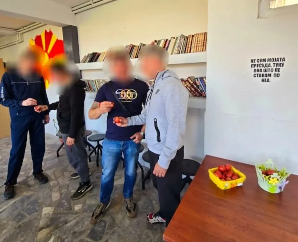 И затворениците во ,,Шутка” се кршеа со јајца