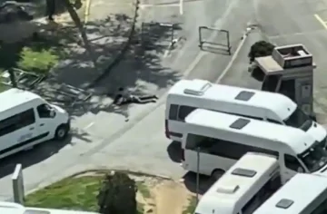 Три лица беа убиени, а двајца полицајци се повредени во пукотница во близина на зградата во која се наоѓа затворениот израелски конзулат во Истанбул