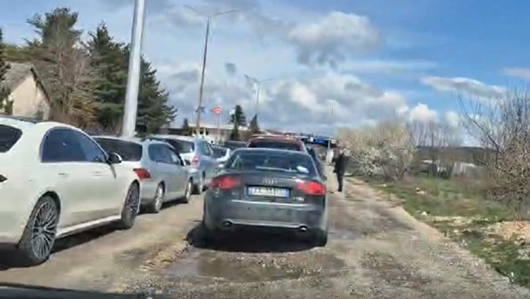 Колони на „Ќафасан“: Албанци масовно доаѓаат по поевтино гориво и храна во Македонија