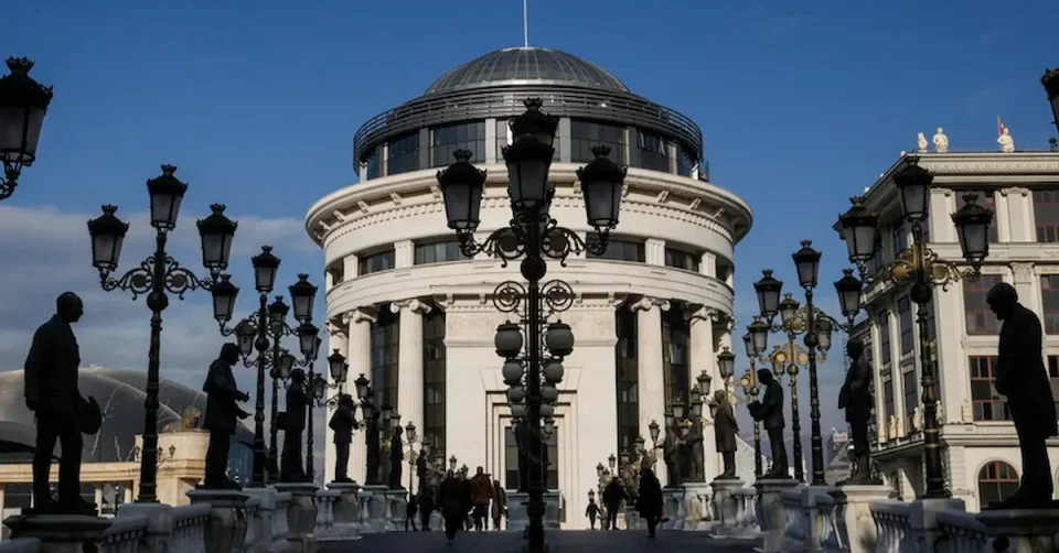 Татко и двајца синови притворени по напад со гасен пиштол и боксирачи на гробиштата во Бутел