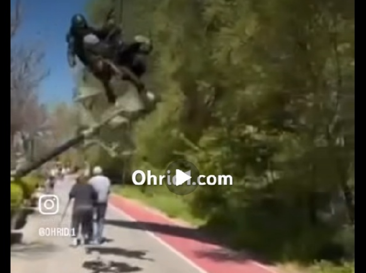 (ВИДЕО) ПАРАГЛАЈДЕР ЗА МАЛКУ ЌЕ ПОВРЕДЕШЕ МАЈКА И ДЕТЕ НА ПЕШАЧКА ПАТЕКА! Во Охрид за влакно избегната трагедија