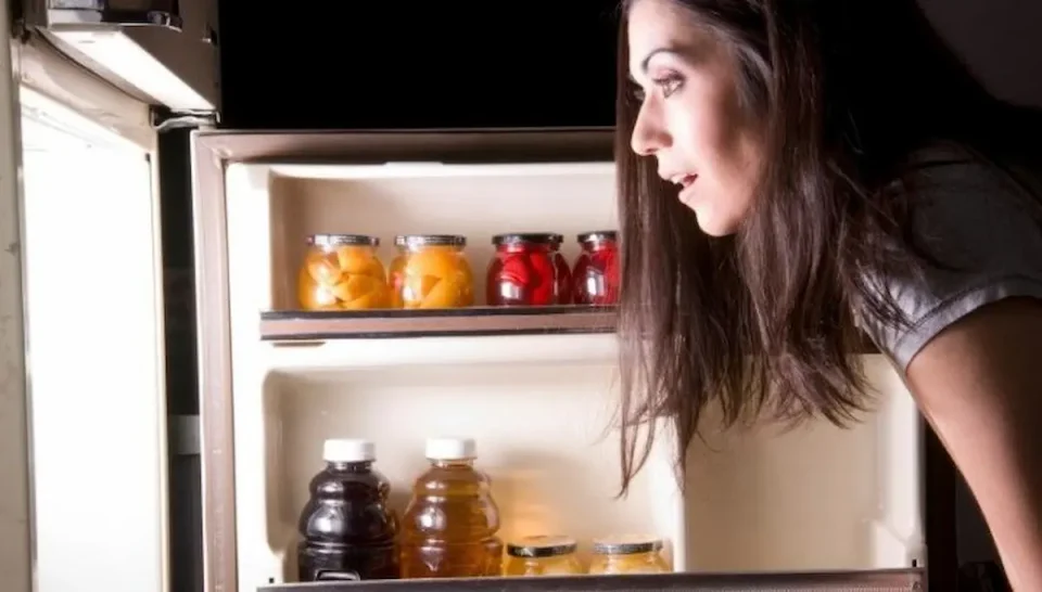 ЖЕЛБАТА ЗА ХРАНА Е НАЈСИЛНА ПОПЛАДНЕ: Истражување откри кога најчесто попуштаме пред грицки