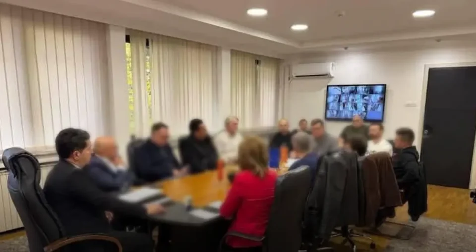 А1on: Директорот ги „шпионира“ вработените во АХВ со камери, ги демне по цел ден во неговата канцеларија