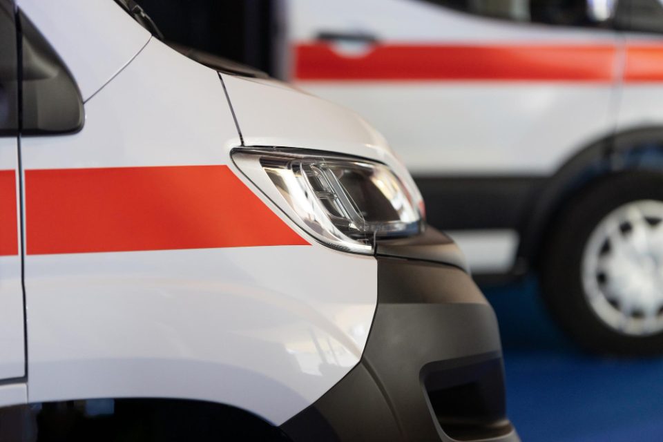 Се запали автомобил во Куманово, неколку лица завршија во болница