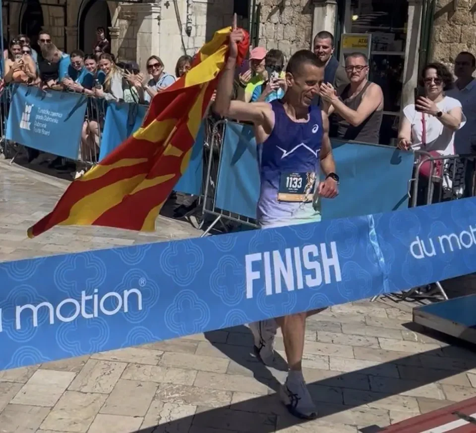 ВО ОДЛИЧНА ФОРМА: Дарио Ивановски победи на полумаратонот во Дубровник!