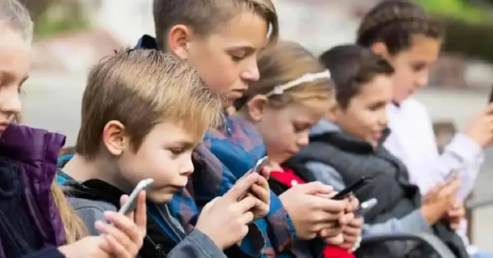 ДЕЦА ПОД 15 ГОДИНИ БЕЗ СОЦИЈАЛНИ МЕДИУМИ: Владата во Грција подготвува нови правила