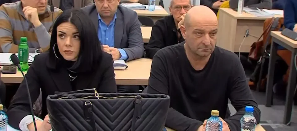 „ПУШТЕТЕ ГО, НИЕ ЌЕ МУ ПРЕСУДИМЕ”: Жестока реакција на родителите на барањето за домашен притвор на сопственикот на „Пулс“