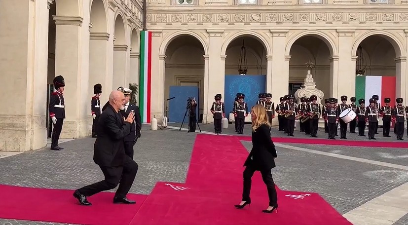 (ВИДЕО) Еди Рама на колена пред Џорџа Мелони
