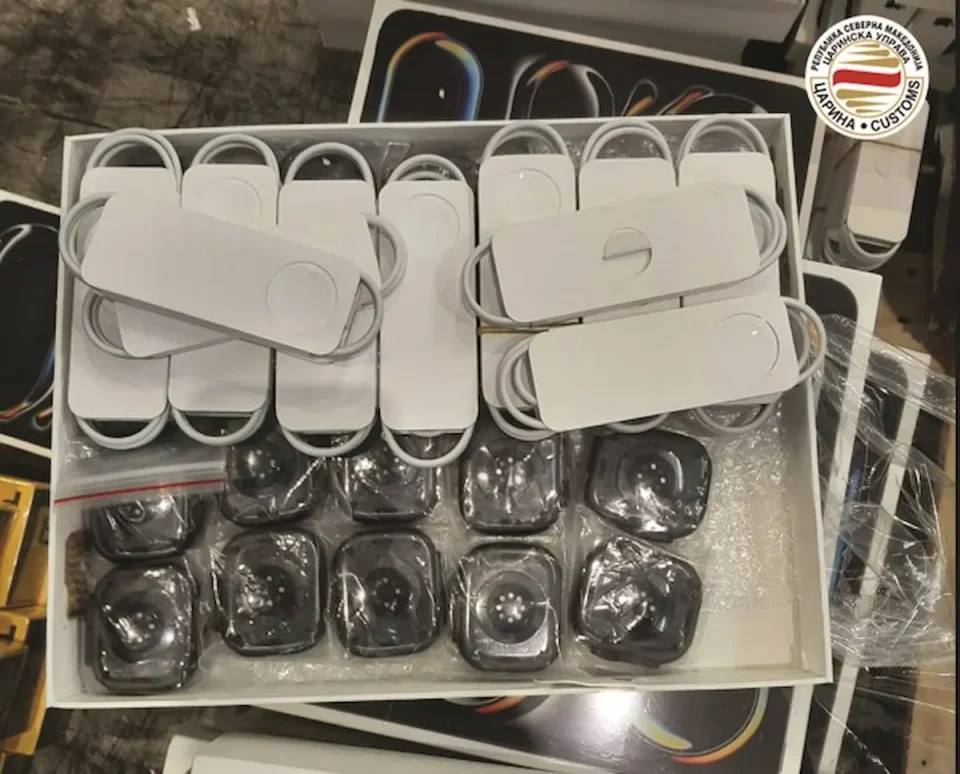 ЗАМЕНЕТИ ЗАПЛЕНЕТИ „ЕЈПЛ“ ЧАСОВНИЦИ: Оригиналите продавани во скопска мобилара