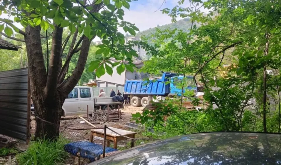 Тројца затрупани работници на градилиште во Кисела Вода, двајца се извлечени, се бара третиот