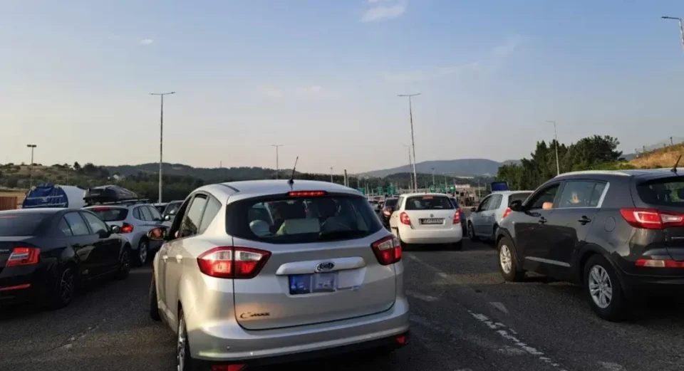 ПО ПРОДОЛЖЕНИОТ ВИКЕНД: Редица возила на граничните премини