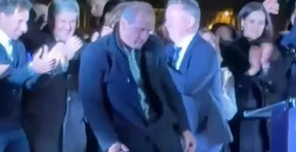 (ВИДЕО) ХИТ НА ИНТЕРНЕТ: Танцот на идниот министер за здравство во Унгарија