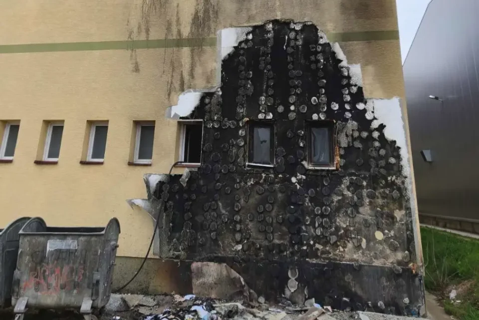 Вандали запалиле контејнери, пожарот ја зафатил фасадата на средното медицинско училиште во Битола