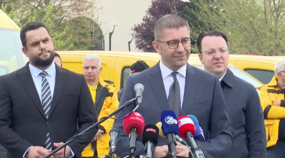 (ВО ЖИВО) Изјава на Мицкоски и Николоски на промоција на 100 нови возила за АД „Пошта на Северна Македонија“