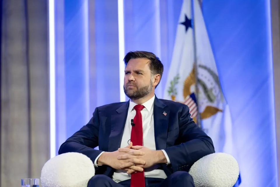 ТРАМП ОТВОРЕНО ЗАСТАНА ЗАД ОРБАН: Венс во Унгарија пред изборите