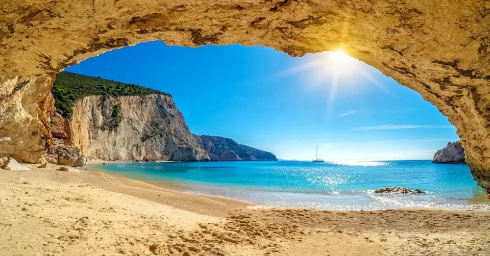 ПОЕВТИН ОДМОР ВО ГРЦИЈА: Блиските дестинации остануваат прв избор за македонските туристи