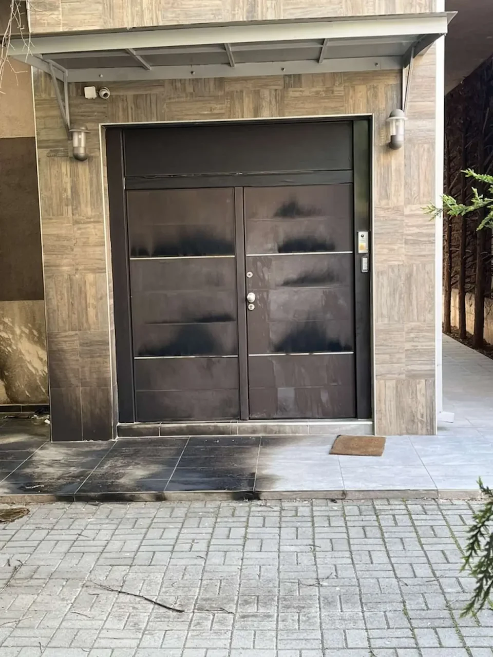 РЕАКЦИИ ПО ОПОЖАРУВАЊЕТО НА СИНАГОГАТА: Амбасадорката Аисен го поздрави брзиот одговор на властите