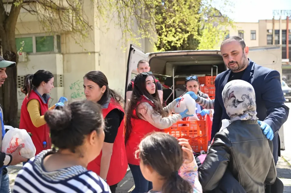 (ФОТО) Ѓорѓиевски со хуманитарна акција на Велики Четврток: Поделени над 300 оброци за бездомници