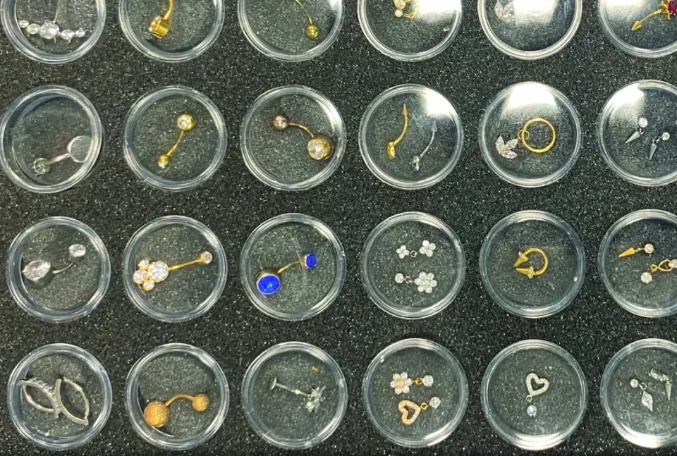 (ВИДЕО) Шпанец фатен на Скопскиот аеродром во обид за шверц на над 1.450 парчиња пирсинг