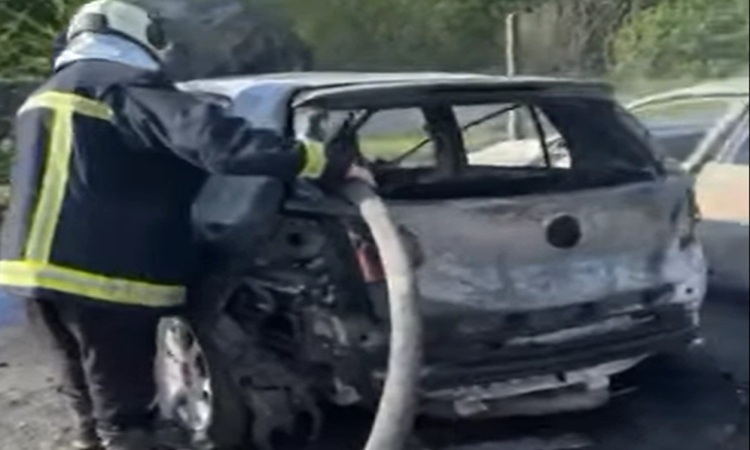 Опожарени пет возила под Кале, две целосно изгореа