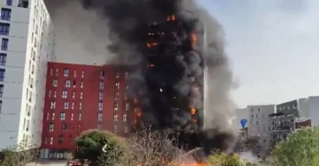 (ВИДЕО) ПОЖАР ВО ЗГРАДА ВО ТИРАНА: Пет повредени, меѓу нив и пожарникари