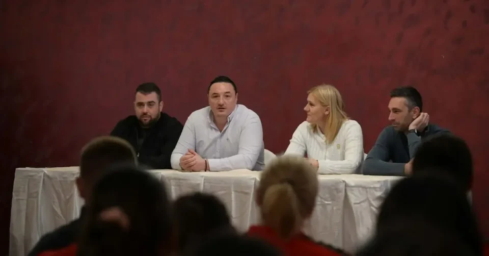 ДОМИНАНТЕН СТАРТ НА УЧИЛИШНИОТ МУНДИЈАЛ: Ристовски им даде поддршка на младите ракометари во Скопје